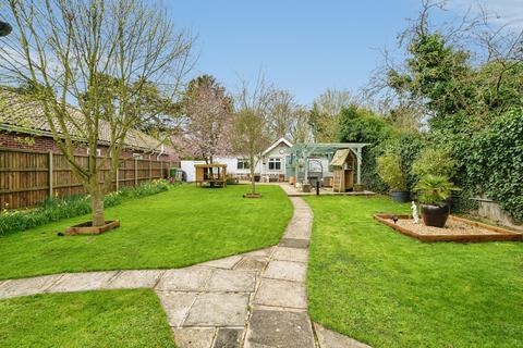 1 bed property, in Coltishall Road, £275,000