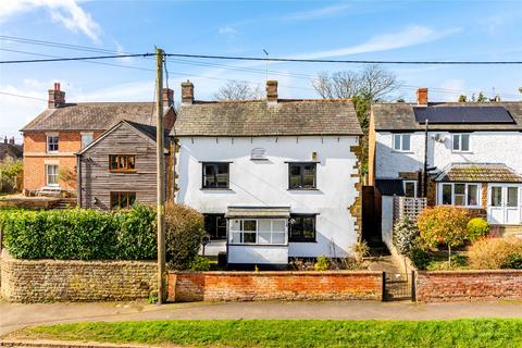 3 bed property, in Quinbury End, £300,000