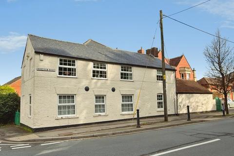 5 bed property, in Boreham Road, £525,000