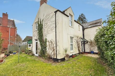 5 bed property, in Boreham Road, £515,000