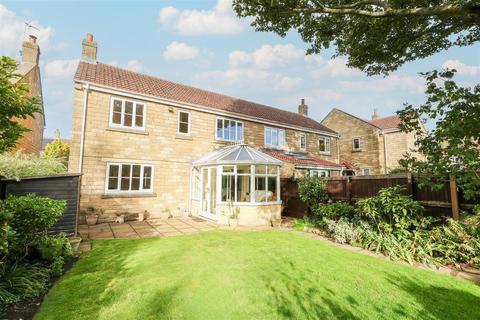 3 bed property, in St. Andrews Gate, £367,500