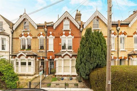 1 bed property, in 198 Broomwood Road, £300,000