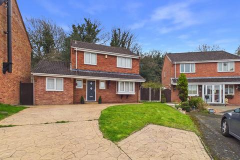4 bed property, in Hutchinson Way, £300,000