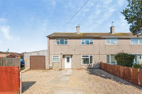3 bed property, in Monkton Close, £230,000