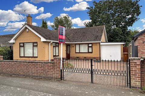 3 bed property, in Village Way, £270,000