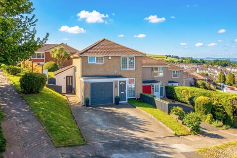 3 bed property, in Fowey Avenue, £375,000