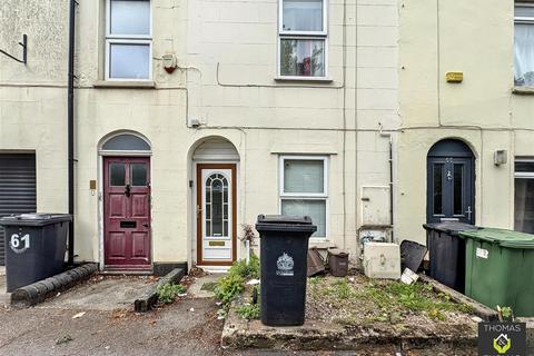 4 bed property, in Alvin Street, £240,000