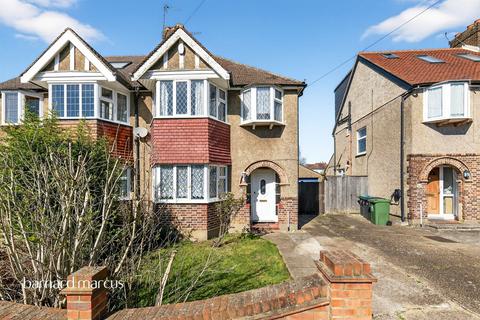 3 bed property, in Glebe Gardens, £750,000