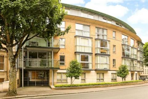 2 bed property, in South Contemporis, £419,000