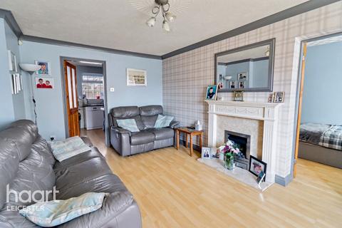 4 bed property, in Meadowsweet Road, £300,000