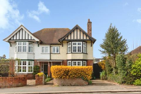 5 bed property, in Vyne Road, £625,000