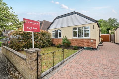3 bed property, in Hollies Avenue, £575,000