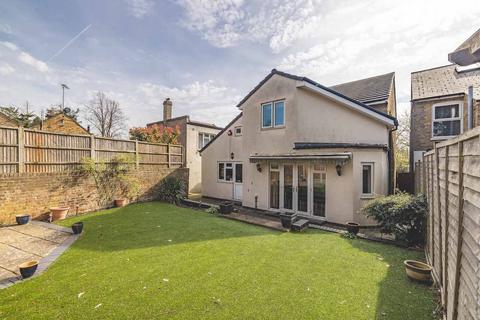 3 bed property, in High Street, £585,000