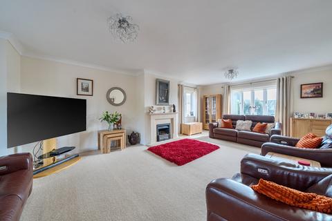 5 bed property, in Langham Place, £750,000