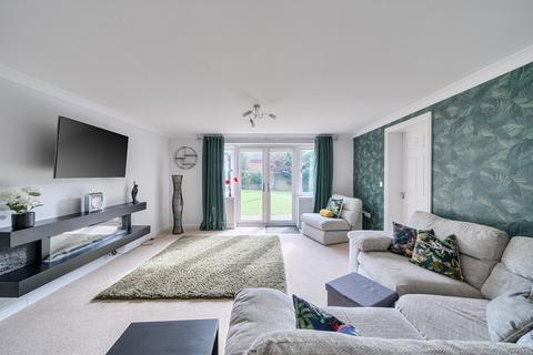 5 bed property, in Langham Place, £750,000
