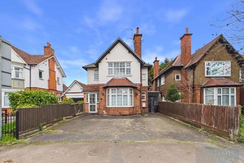 4 bed property, in Uppingham Road, £495,000