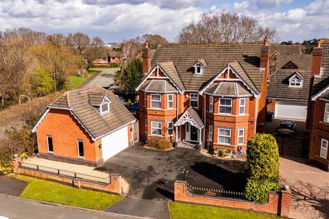 5 bed property, in Wallace Court, £775,000