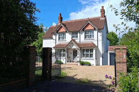 5 bed property, in Hayes Lane, £1,200,000