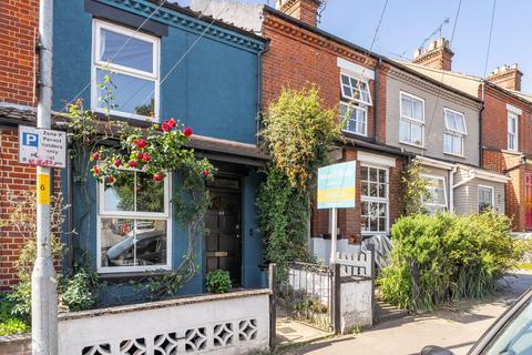 3 bed property, in Avenue Road, £230,000