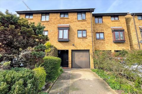 3 bed property, in Sycamore Close, £474,950