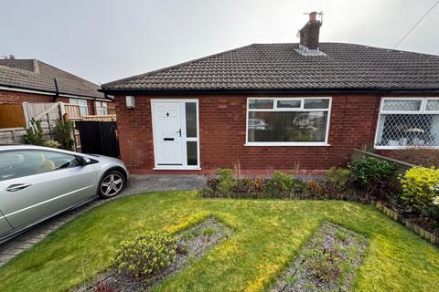 2 bed property, in St. Andrews Crescent, £165,000