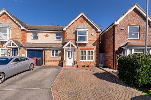 4 bed property, in Nine Acres, £500,000
