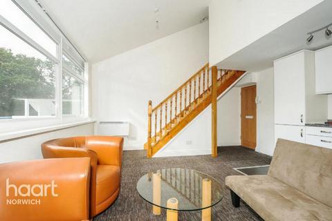 1 bed property, in Earlham Road, £120,000