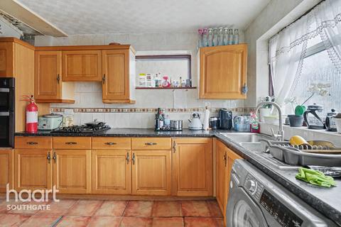 3 bed property, in Cowland Avenue, £500,000