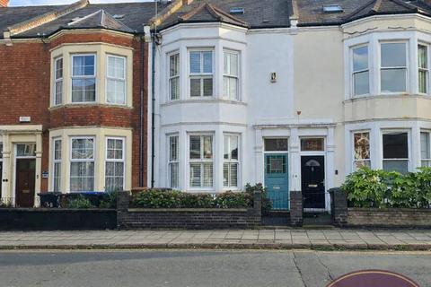 5 bed property, in Abington Avenue, £425,000