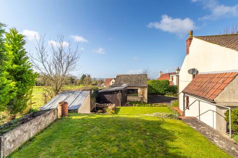 3 bed property, in Top Road, £450,000