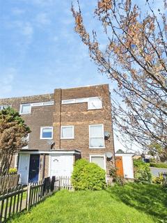 2 bed property, in Tanhurst Walk, £170,000