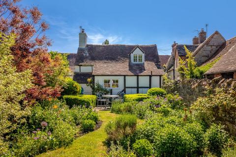 2 bed property, in 2 The Hamlet, £300,000