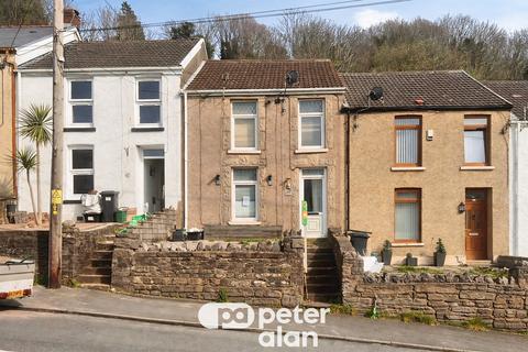 3 bed property, in Old Road, £100,000