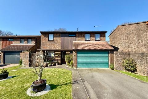 4 bed property, in Portfield Close, £450,000
