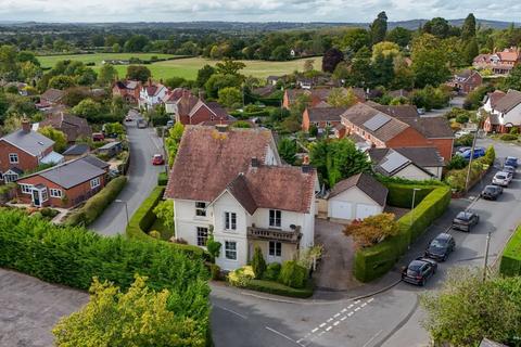 5 bed property, in Stone Drive, £575,000