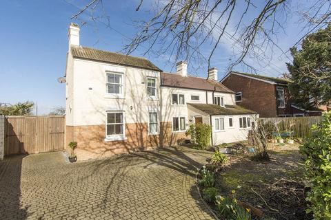 5 bed property, in Main Street, £650,000