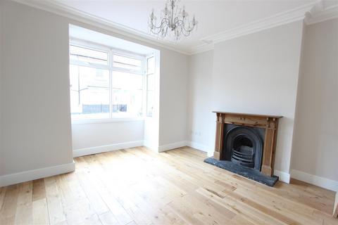 3 bed property, in Henderson Street, £105,000