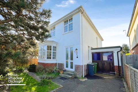 4 bed property, in Vinings Road, £300,000
