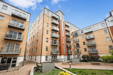 2 bed property, in Queen Mary Avenue, £400,000