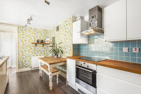 1 bed property, in Fort Road, £350,000