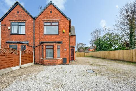 2 bed property, in Victoria Road, £220,000