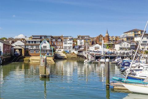 3 bed property, in Cowes, £795,000