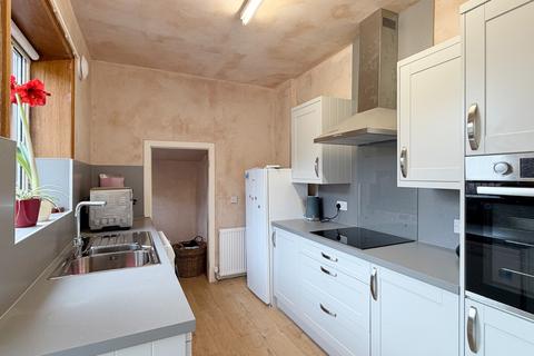 1 bed property, in Main Road, £135,000