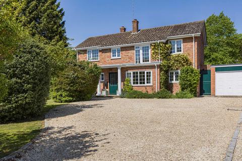 4 bed property, in Glebe Close, £950,000