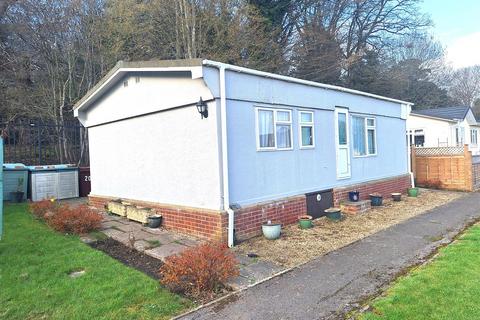 3 bed property, in Peppard Road, £145,000
