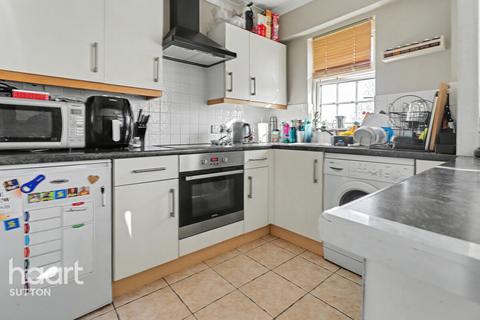 1 bed property, in Avon Close, £220,000