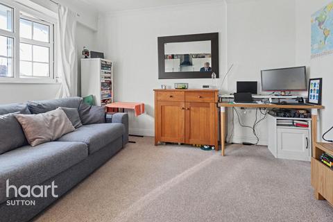 1 bed property, in Avon Close, £220,000