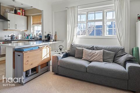 1 bed property, in Avon Close, £220,000