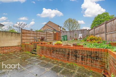 1 bed property, in Avon Close, £220,000