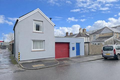 1 bed property, in Andrews Road, £210,000